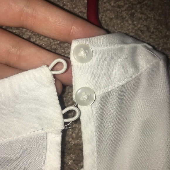 NWT Embroidered Keyhole Tank - Picture 6 of 6